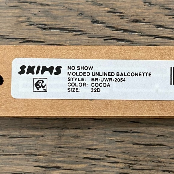 SKIMS No Show Molded Unlined Balconette Bra - Picture 6 of 6